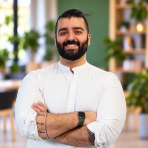 Portrét: Ali Honaramiz, MA